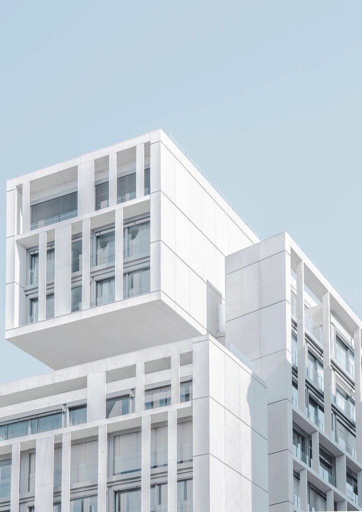 Edificio blanco contra el cielo