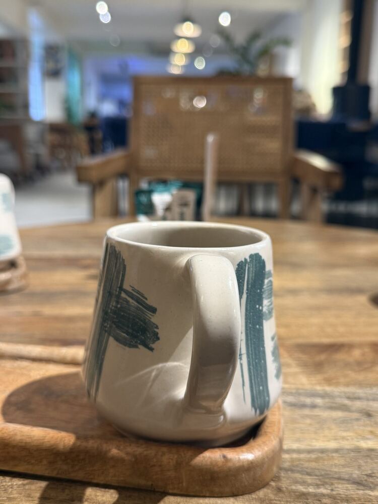 Taza de cerámica pintada a mano