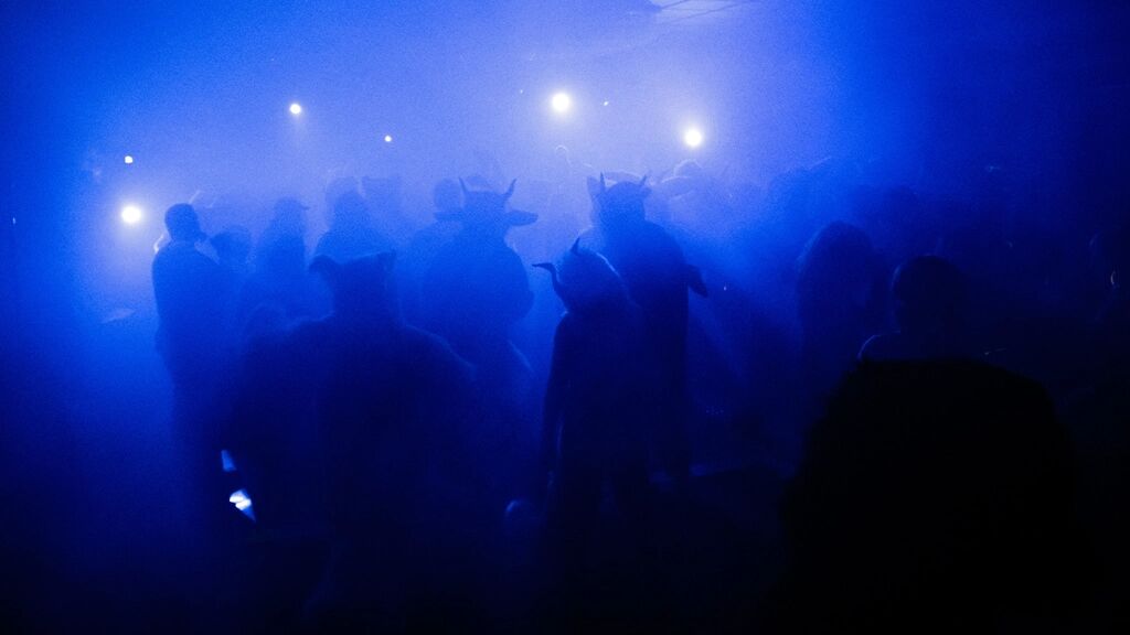 Público bajo luces azules