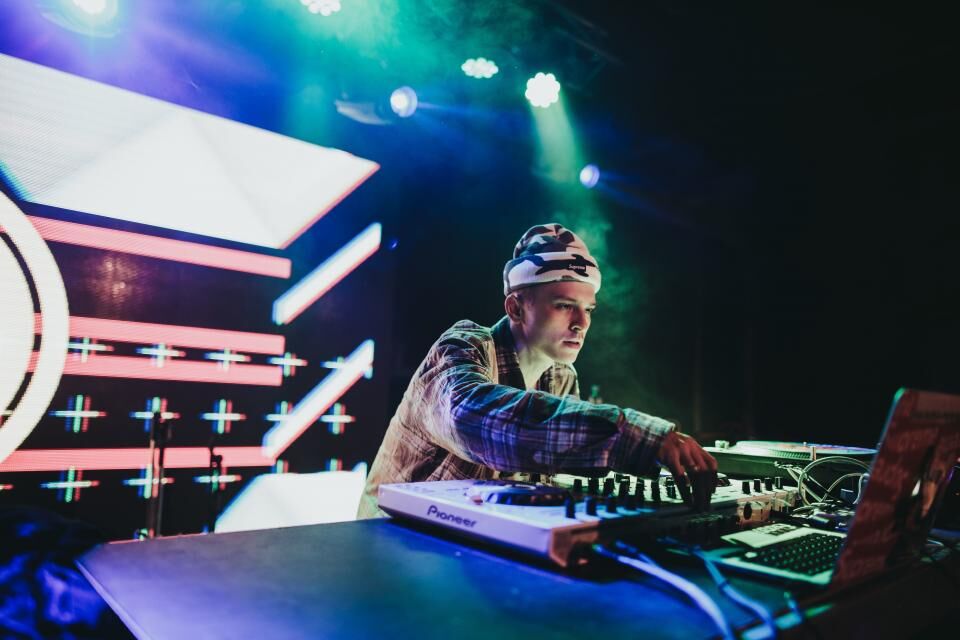 DJ en la cabina