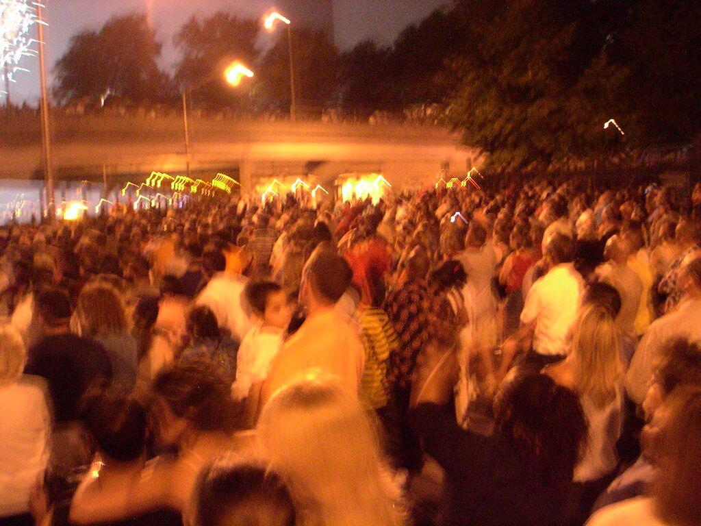 Pista llena de gente bailando