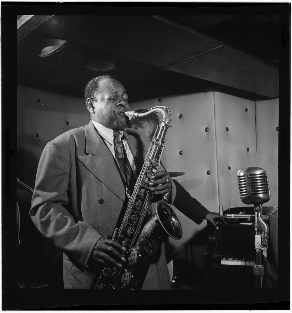 Saxofonista en blanco y negro