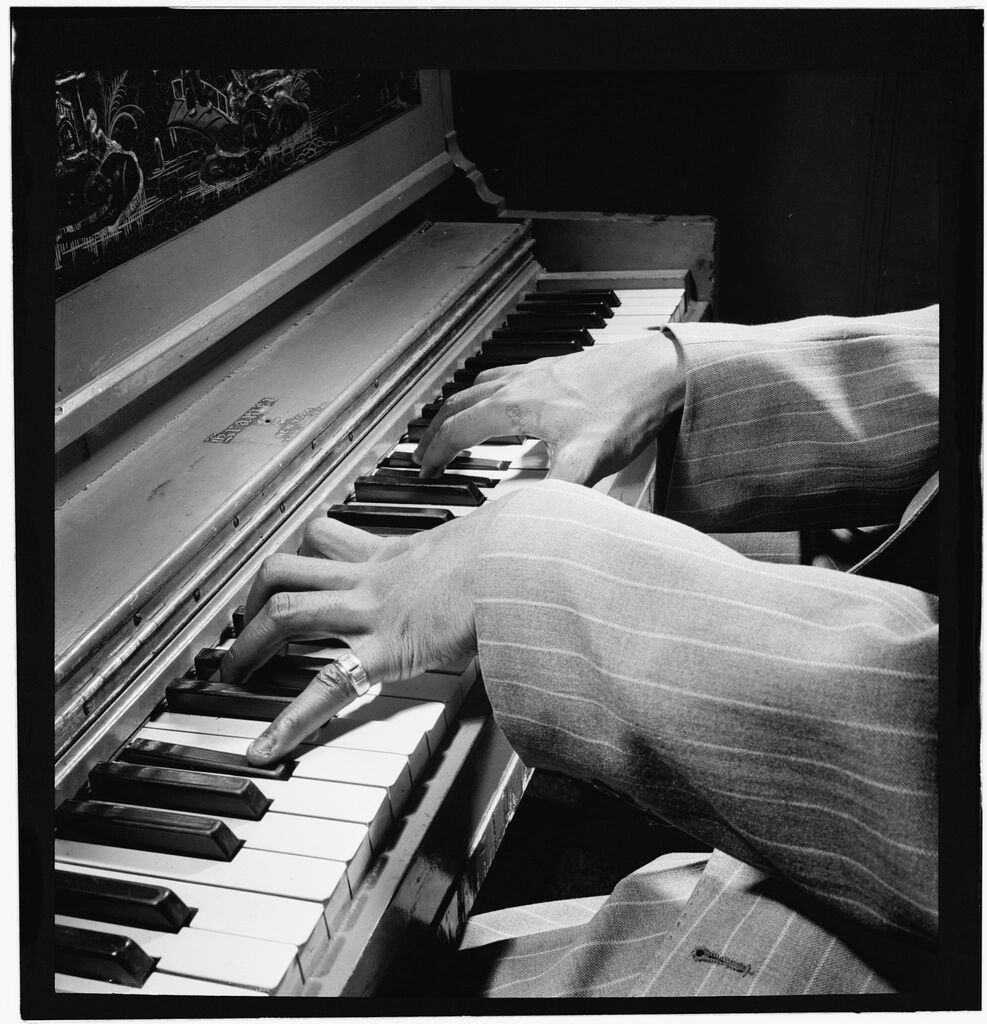 Manos sobre el piano